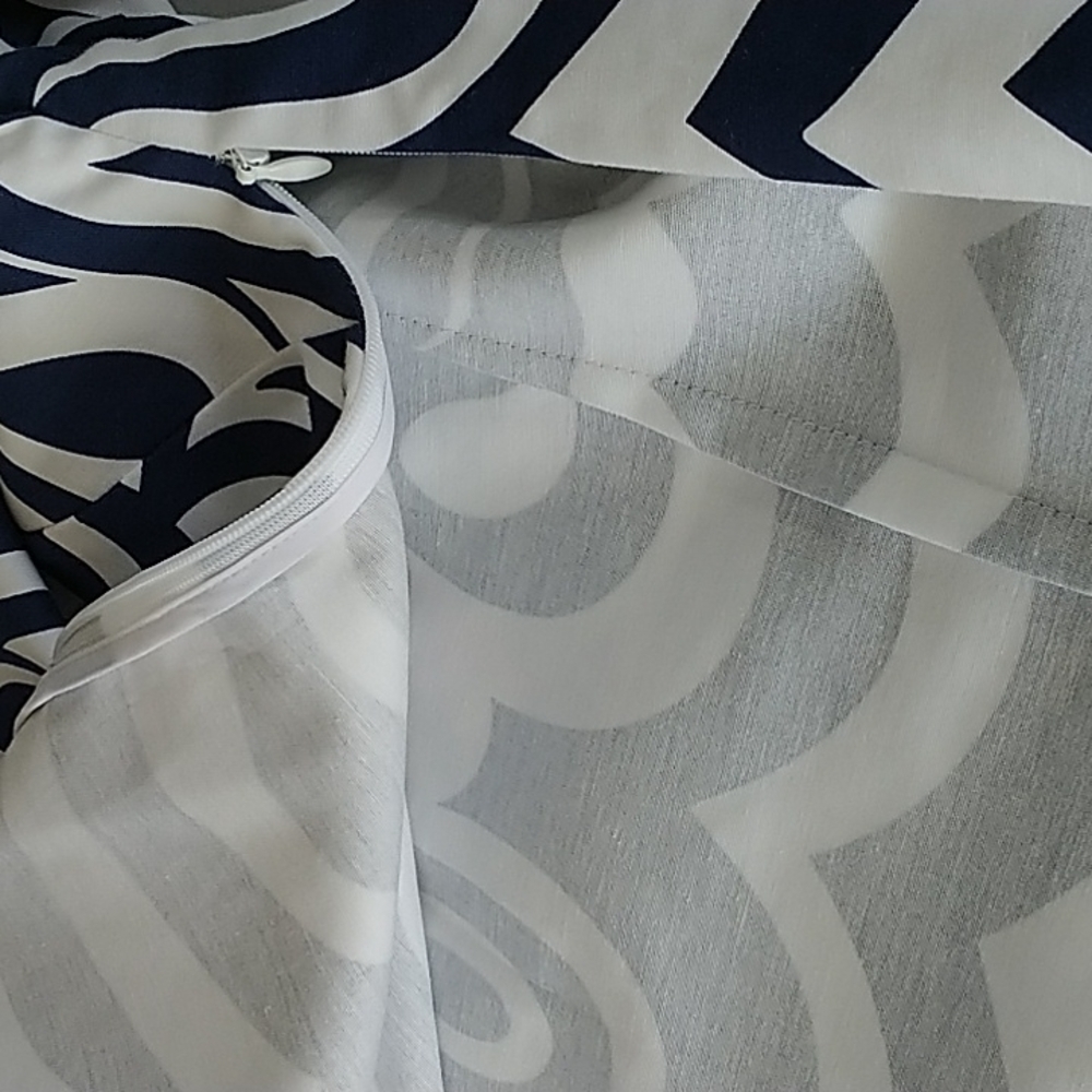 Elizabeth McCay Navy White Graphic Print Blouse V Neck 6 - Picture 12 of 13
